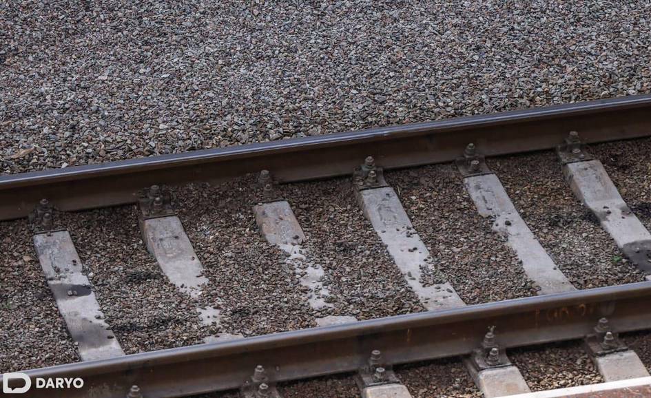 Тошкентда юк поезди 22 ёшли йигитни босиб кетди